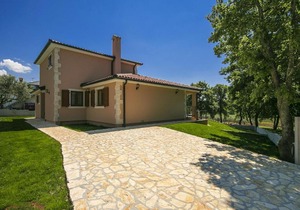 Luxury Villa in Fuskulin with Swimming Pool and Jacuzzi