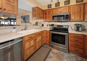 Luxury Waterfront Condo on Lake Dillon, Views, Pool, Hot tub, Walk to Lake