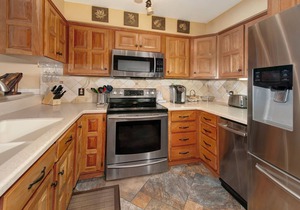 Luxury Waterfront Condo on Lake Dillon, Views, Pool, Hot tub, Walk to Lake