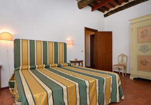 Magnificent and large apartment in the Tuscan countryside