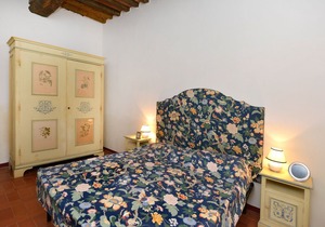 Magnificent and large apartment in the Tuscan countryside