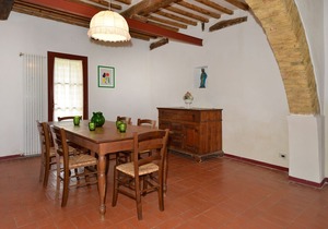 Magnificent and large apartment in the Tuscan countryside