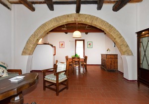 Magnificent and large apartment in the Tuscan countryside