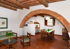 Magnificent and large apartment in the Tuscan countryside
