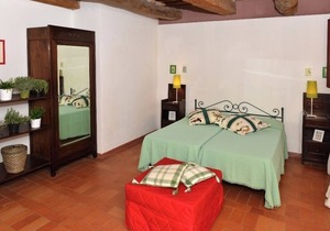 Magnificent and large apartment in the Tuscan countryside