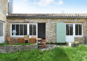 Maison au Charme du Village avec Jardin et Wi-Fi - 2 Chambres, 2 Salles d'eau, Cheminée - FR-1-434-11