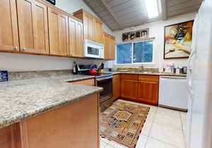 Mammoth Estates 127 Large Mountain Cabin, Private Washer Dryer, Phenomenal location, Steps from The Village by RedAwning