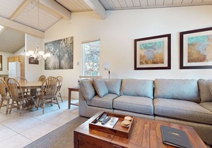 Mammoth Estates 127 Large Mountain Cabin, Private Washer Dryer, Phenomenal location, Steps from The Village by RedAwning
