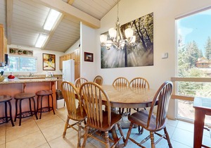 Mammoth Estates 127 Large Mountain Cabin, Private Washer Dryer, Phenomenal location, Steps from The Village by RedAwning