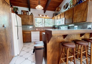Mammoth Estates 227 Mountain rustic with Wood Burning Fireplace, Amazing location by RedAwning