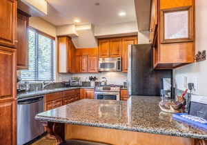 Mammoth Gateway Village #11 - Highly Updated Townhome - 3 Bed + Loft, Sleeps 8