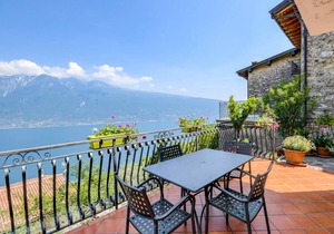 Mandorla with stunning lake view