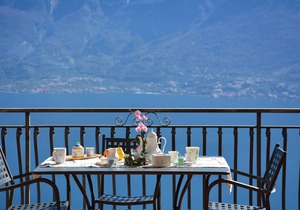 Mandorla with stunning lake view