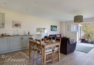 MARKHAM COTTAGE, family friendly, with a garden in Wyke Regis