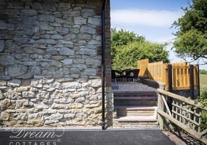 MARKHAM COTTAGE, family friendly, with a garden in Wyke Regis