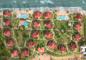 Massive Beach House w/Private Balconies, Full Kitchen, & Beachfront Views