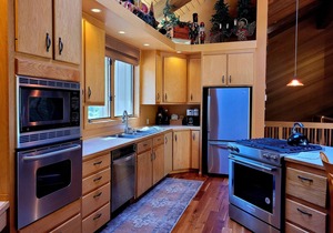 Meadows Hideaway with Hot Tub, A/C & Scenic Deck