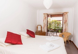 Meadowview Cottage - a cottage that sleeps 6 guests in 3 bedrooms