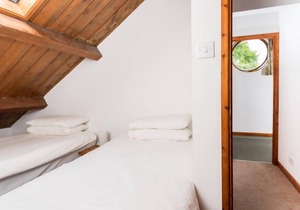 Meadowview Cottage - a cottage that sleeps 6 guests in 3 bedrooms