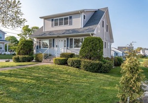 Meticulous Scarborough Beach Home!