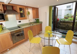 MILL BRIDGE COTTAGE, with a garden in Castleton, Peak District
