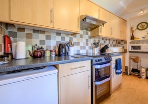 MILL BROW APARTMENT, character holiday cottage in Kirkby Lonsdale