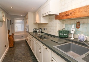 MILLSTREAM COTTAGE, family friendly in Castleton, Peak District