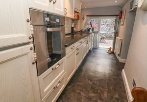 MILLSTREAM COTTAGE, family friendly in Castleton, Peak District