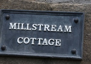 MILLSTREAM COTTAGE, family friendly in Castleton, Peak District