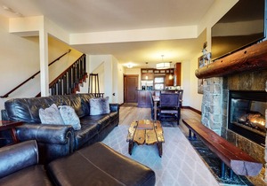 Modern 5-Star Townhome. Private Hot Tub, Gas Grill & Garage. Serene Location