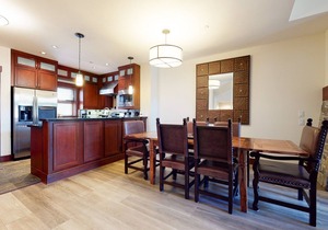 Modern 5-Star Townhome. Private Hot Tub, Gas Grill & Garage. Serene Location