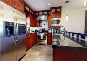 Modern 5-Star Townhome. Private Hot Tub, Gas Grill & Garage. Serene Location
