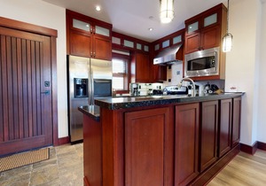 Modern 5-Star Townhome. Private Hot Tub, Gas Grill & Garage. Serene Location