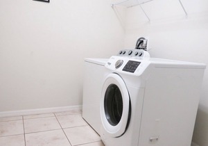 Modern 9 Bed 6 Bath House - Fully equipped home with pool, amenities & more