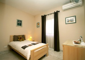 Modern and Air-conditioned Apartment close to the sea front sleeps 7