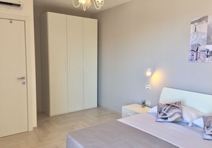 Modern and bright, a stone's throw from the sea