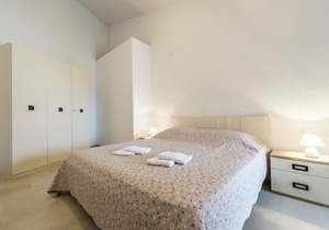 Modern apartment Noa I in Villa Valtrazza with shared Pool on the First floor