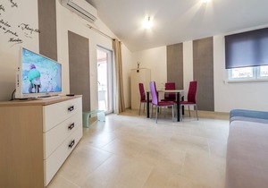 Modern apartment Noa I in Villa Valtrazza with shared Pool on the First floor