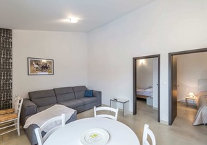 Modern apartment Noa II in Villa Valtrazza with pool in center of village Tar