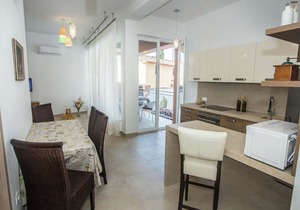 Modern apartment Noa IV in Villa Valtrazza with pool for 4 - 6 persons