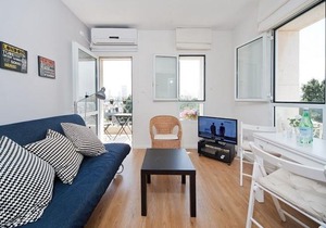 Modern Apt w/ Balcony Near The Beach by Sea N' Rent