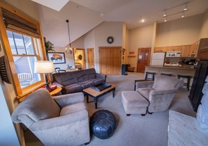 Modern Condo, Full Kitchen, River Run Village