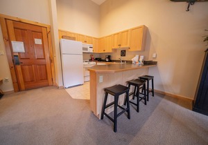 Modern Condo, Full Kitchen, River Run Village