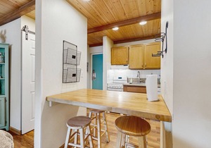 Modern condo on the lake with pool, hot tub & balcony - short walk to the beach