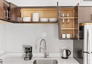 Modern Edgewater 1BR w/Gym, Deck & Lounge, 5 blocks to L, by Blueground