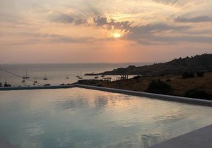 Modern home with 2 apartments, a swimming pool and sea view, in the area of Koundouros