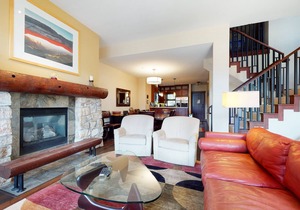 Modern Home with Mountain Views. Private Hot Tub, Gas Grill & Washer/Dryer