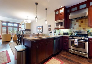 Modern Home with Mountain Views. Private Hot Tub, Gas Grill & Washer/Dryer