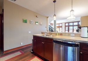 Modern Home with Mountain Views. Private Hot Tub, Gas Grill & Washer/Dryer