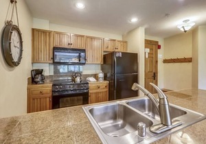 Modern Ski-In Condo - Steps to Gondola & Mountain Fun